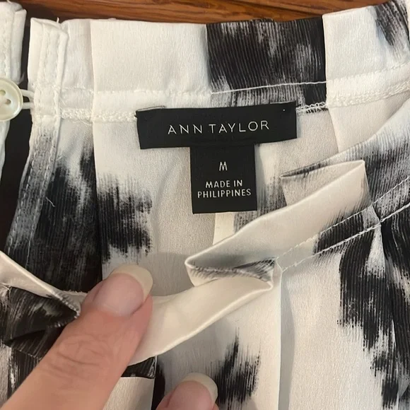 Ann Taylor Black and White Floral Blouse size M - Picture 2 of 6